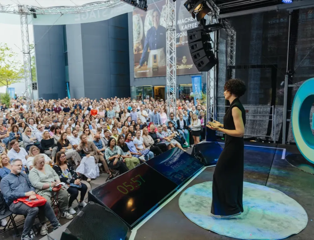 Sonja Ruess spricht auf der Bühne des Greator Festivals vor mehreren Hundert Zuhörern