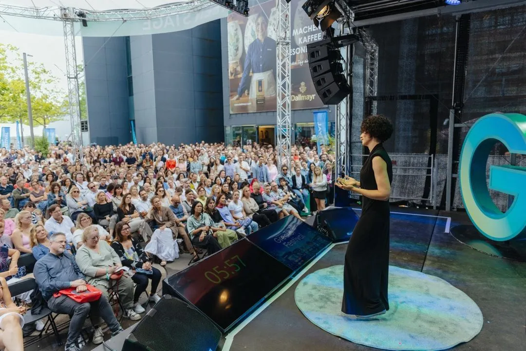 Sonja Ruess auf der Greator-Bühne vor großem Publikum 2025
